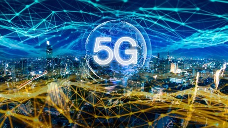 5g network digital hologram and internet of things on city background. 