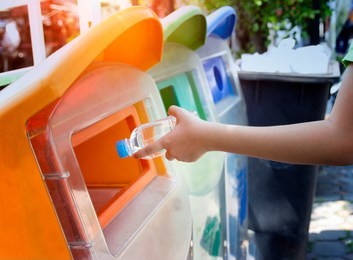 put trash in trash by the classification of garbage