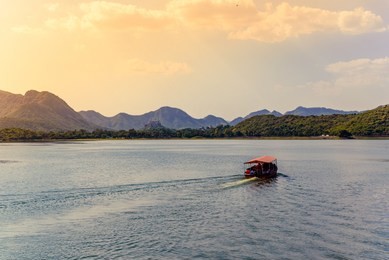 mesmerizing view of fateh sagar lake situated in the city of udaipur, rajasthan, india. it is an artificial lake popular for boating among tourist who visits city of lakes to enjoy vacations.