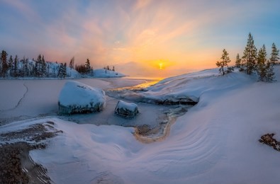 winter rocky bay to the lake. dawn, dawn in the winter in the gulf of the lake. lake in the winter in the ice, snow.