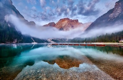 amazing view of lago di braies (braies lake, pragser wildsee) at sunrise. trentino alto adidge, dolomites mountains, south tyrol, italy, europe. boats at the lake. fanes-sennes-braies national park.