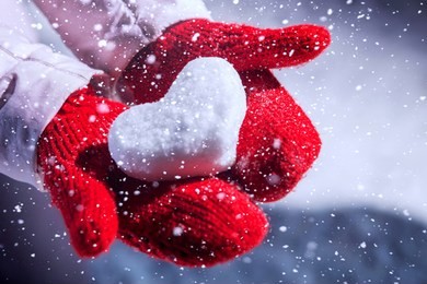 the heart of the snow lies on mittens.