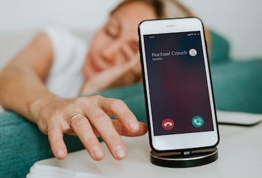 给国外的人打电话手机显示什么信息