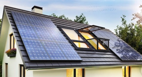 solar panels on the roof of the modern house. 3d rendering