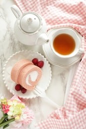 homemde raspberry and roll cake 