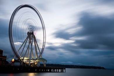 seattle's great wheel, a ferris wheel on the waterfront.