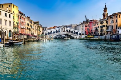 ponte di rialto (meaning rialto bridge) over the grand canal