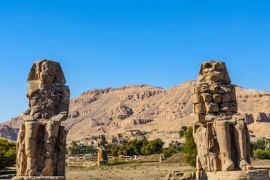 memnon colossi (statues of pharaoh amenhotep iii) in luxor, egypt