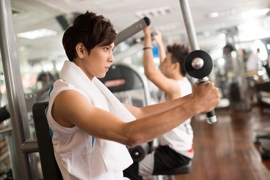 concentrated guys building muscles in a gym