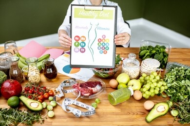 矿物 完美 营养师 车身 节食 输了 专业 适合 幸福 型号 女 营养学 天然 形状 输 原始 重量 维生素 营养 营养师 营养学 减肥 女人 概念 军医 蔬菜 平衡式 蔬菜 医疗保健 产品 持有 素食主义者 成分 饮食 营养师 有机 图 产品 绿色 健康 医药 素食主义者 吃 食品 医生 餐食 维生素 健康 新鲜 显示