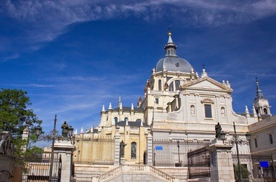 catedral de la almudena - cathedral church in madrid