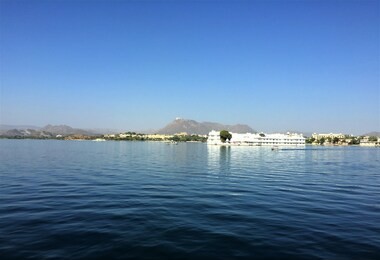 lake pichola udaipur rajasthan india