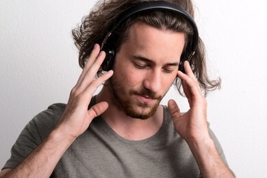 梦回青春，男人梦见头发长长的深层解析