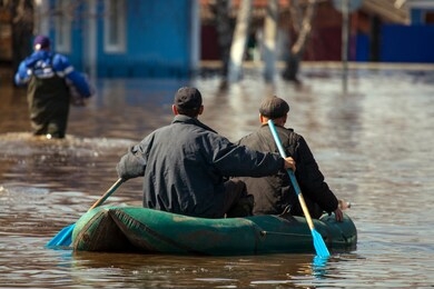 flood big water people in the boat