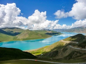 yamdrok lake a sacred lake in tibet