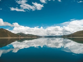 yamdrok lake a sacred lake in tibet