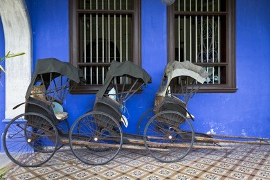 blue mansion in georgetown, malaysia. photo of three tuk-tuk's.
