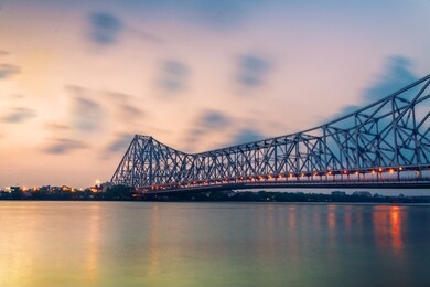 howrah bridge - the historic cantilever bridge on the river hooghly in west bengal with twilight sky. howrah bridge is considered as the busiest bridge in india. 
