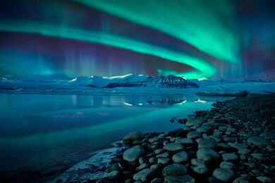northern lights over jökulsárlón glacier lagoon, iceland
