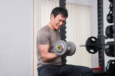 people who strengthen a body by sports gym
