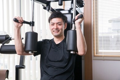 people who strengthen a body by sports gym