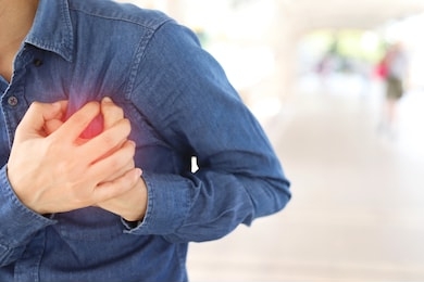 men have chest pain caused by heart disease, heart attack, heart leakage, coronary heart disease.