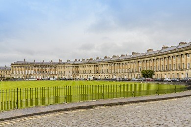 royal crescent (architect john wood the younger, 1774) - street of 30 terraced houses laid out in a sweeping crescent in bath. bath is a city in ceremonial county of somerset in south west england.