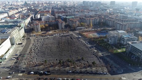 aerial view of memorial to the murdered jews of europe also known as holocaust memorialit consists of a 19000 square metre site covered with 2711 concrete slabs in a grid pattern on a sloping field