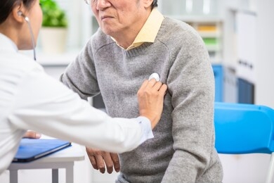 female doctor use stethoscope to examine eldely paient heartbeat