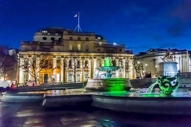 london, fountain on the trafalgar square at night.