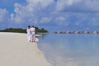 海滩 好看 美女 蓝色 夫妇 异国情调 家庭 女 好玩 女孩 幸福 快乐 节假日 蜜月 景观 休闲 生活方式 爱 奢侈品 马尔代夫 男 男人 自然 海洋 天堂 人 游泳池 娱乐 关系 放松 度假村 浪漫 沙子 海 天空 夏季 阳光明媚 棕褐色 一起 宁静 旅行 热带 两个 假期 步行 水 白色 女人 年轻的