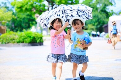 twin girls playing with parasol