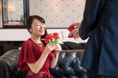 the woman who is proposed to in a luxurious hotel