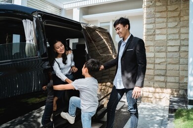 kid try to get in to the car with parent going for vacation