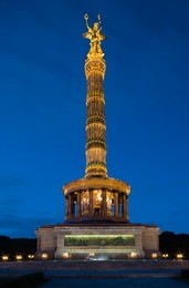 victory column in berlin at night