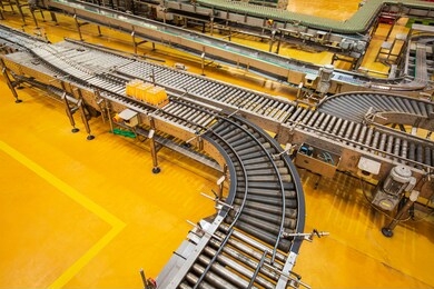 top view crossing of the roller and conveyor beverage