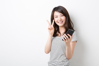 beautiful young asian woman who see a smart phone
