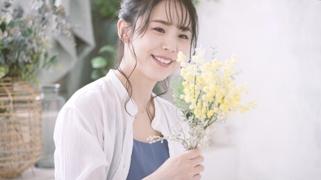 beautiful woman doing a flower arrangement