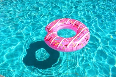 the circle in the form of a donut in the pool