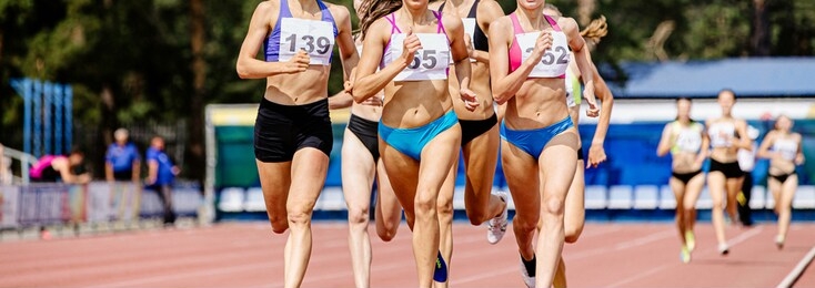 middle distance race run women athletes in track and field