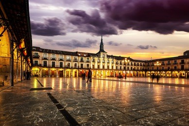 plaza mayor(main square) in leon at sunset, castilla y leon, spain 