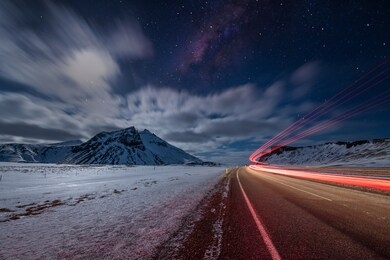 milkyway long exposure night shooting with light trail in iceland 