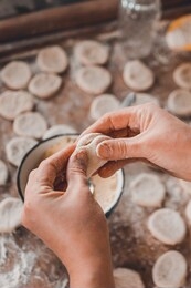 cooking dumplings at home, the woman prepares lunch.