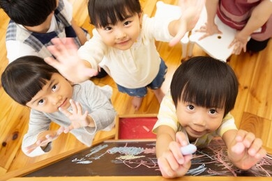 children drawing on the blackboard