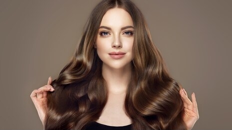 beauty girl with long  and   shiny wavy hair .  beautiful   woman model with curly hairstyle .