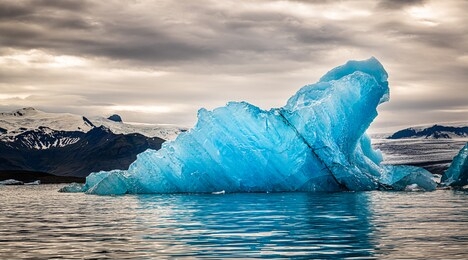 spectacular sunset in the famous jokulsarlon glacier lagoon iceland