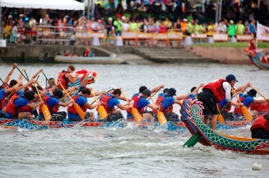 (focus blurred mood)
scene of a competitive boat racing in the traditional dragon boat festival in taipei, taiwan
foreign texts means "racing paddle"