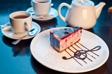 fruit cheesecake with cups of tea