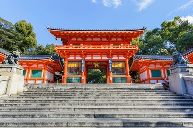the gate of yasaka jinja shrine in kyoto, japan