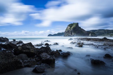 piha beach/ south piha beach with it's iconic lion rock is one of new zealand's most famous surf beaches